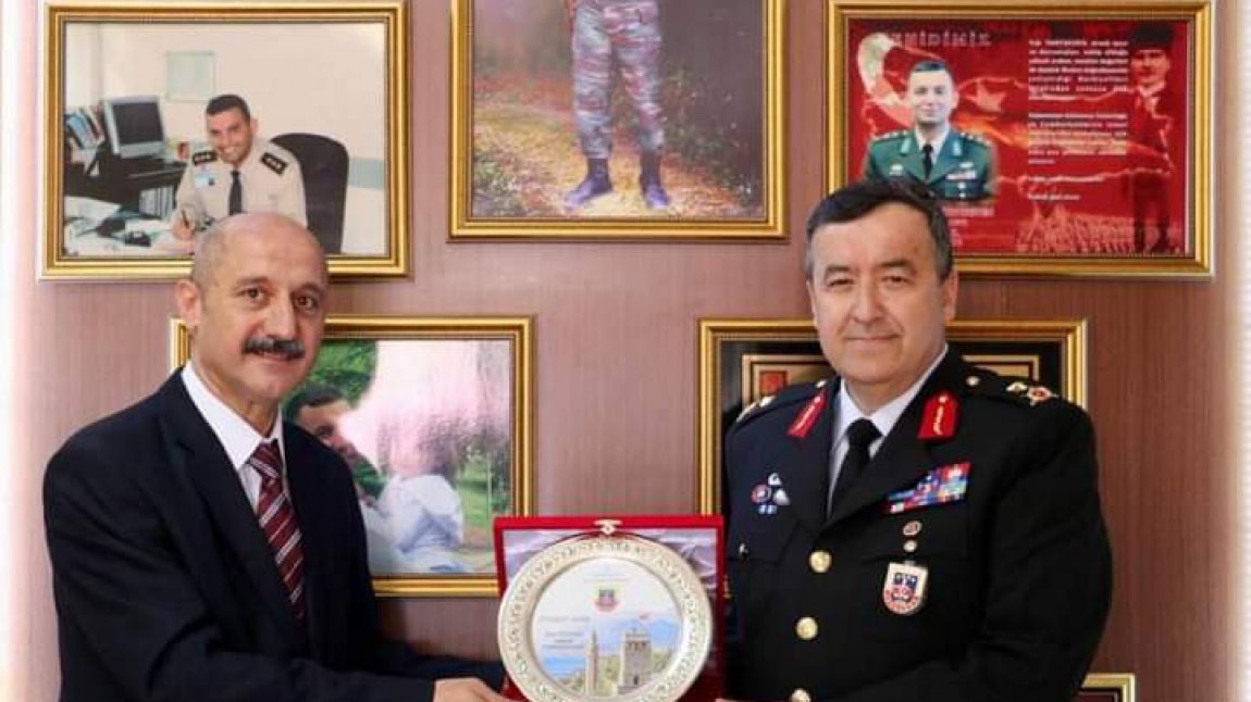 AHENK Projesi kapsamında Jandarma Komutanı Tuğgeneral Yavuz ÖZFİDAN okulumuzu ziyaret etmiştir.